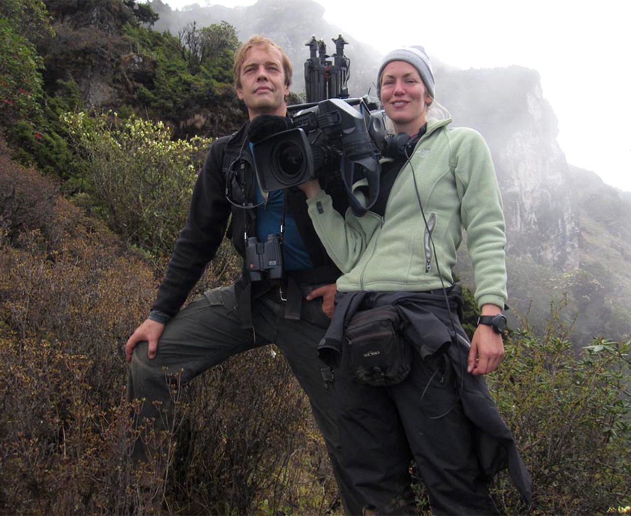 TIERWELT LIVE-Thema „Outdoor“ - Vorschaubild: Zwei Tierfilmer mit Ihrer Ausrüstung von einer Bergkulisse im Himalaja 
