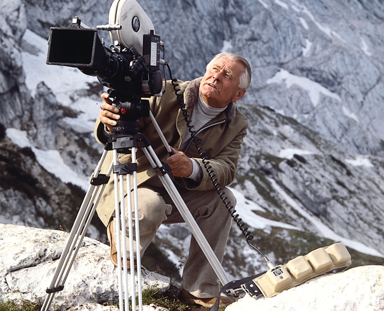 TIERWELT LIVE-Thema „Klassiker“ - Vorschaubild: Heinz Sielmann hinter einer analogen Filmkamera im Gebirge