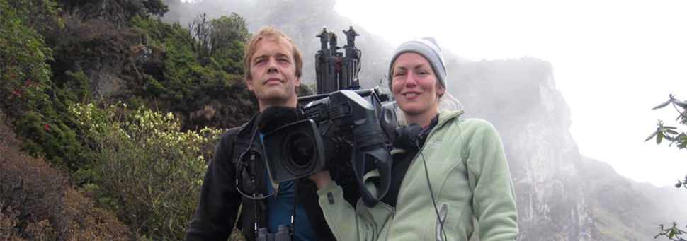 TIERWELT LIVE-Thema „Outdoor“ - Vorschaubild: Zwei Tierfilmer mit Ihrer Ausrüstung von einer Bergkulisse im Himalaja 