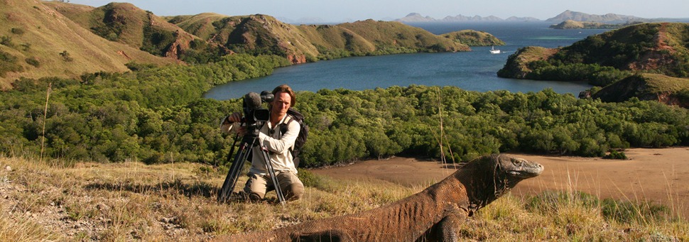 TIERWELT LIVE-Thema „Kiehlings Welt“ - Vorschaubild: Andreas Kiehling mit Kamera, nur wenige Meter von einen Komodowaran entfernt