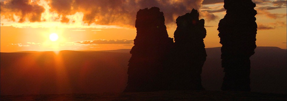 TIERWELT LIVE-Thema „Epische Landschaften“ - Vorschaubild: Drei Felsnadeln im Sonnenuntergang